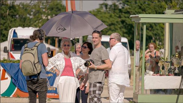 Bild 1 von 17: Im Bild: Lotte Tobisch mit Filmteam.