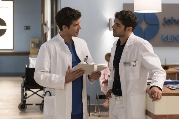 Bild 1 von 10: Ben Ahlbeck (Philipp Danne, l.); Dr. Niklas Ahrend (Roy Peter Link, r.)