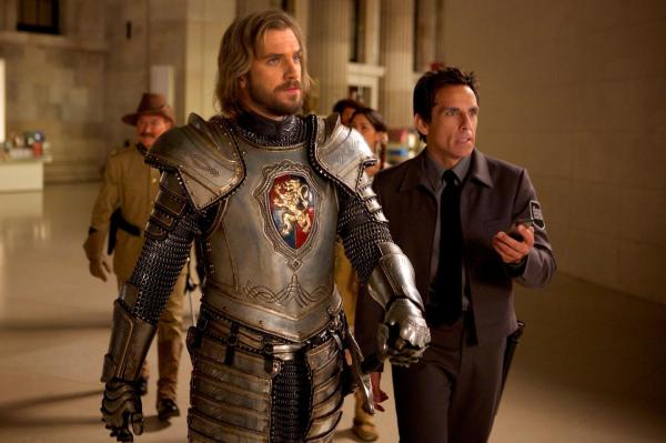 Bild 1 von 2: NIGHT AT THE MUSEUM 3    Lancelot (Dan Stevens, left) and Larry Daley (Ben Stiller) plan the next move to save the magic.    Photo credit:  Kerry Brown    TM and