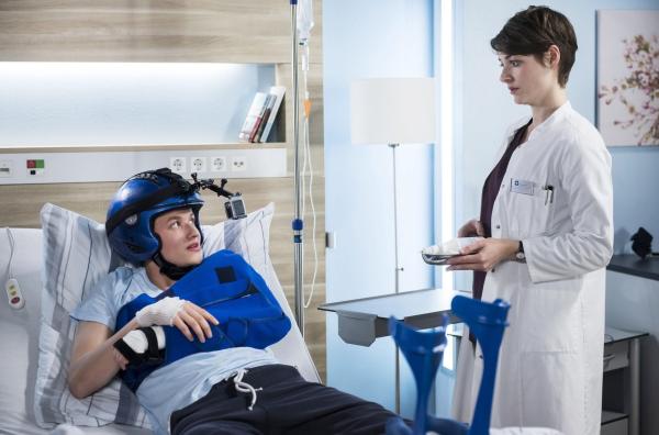 Bild 1 von 10: Marvin (Paul Lux, l.); Theresa (Katharina Nesytowa, r.)