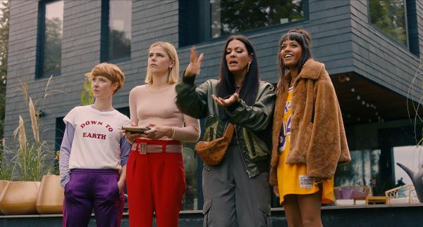 Bild 1 von 3: Lena (Sarah Bauerett, l.), Jo (Salka Weber, r.) Elif (Jasmin Shakeri, 2.v.r.) und Franzi (Llewellyn Reichman, 2.v.l.) erkunden Goldstein mit einer Drohne.