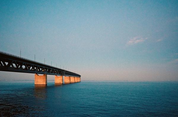 Bild 1 von 3: Öresundbrücke in der blauen Stunde