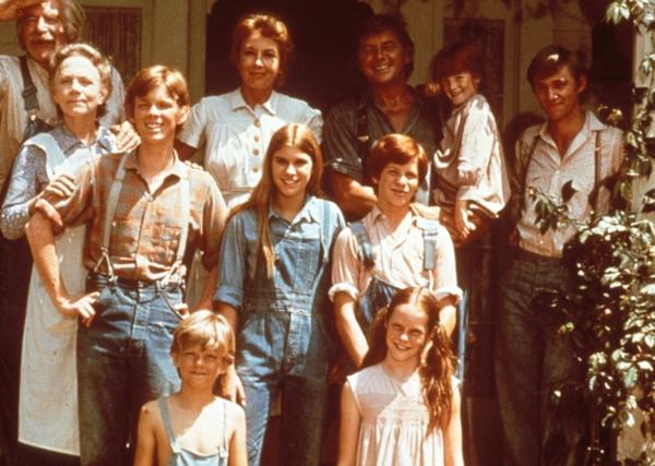 Bild 1 von 2: Der Walton-Clan: Großvater Sam (Will Geer, l.), Großmutter Ester (Ellen Corby, 2.v.l.), Olivia (Michael Learned, hinten 4.v.l.), John (Ralph Waite, hinten 3.v.r.), John-Boy (Richard Thomas, hinten r.), Mary Ellen (Judy Norton-Taylor, M.), Jim-Bob (David W. Harper, unten l.), Ben (Eric Scott, Mitte r.), Jason (Jon Walmsley, Mitte l.), Erin (Mary Beth McDonough, vorne r.) und Elizabeth (Kami Cotler, hinten 2.v.r.)