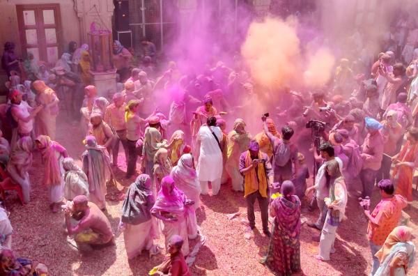 Bild 1 von 3: Holi ? das indische Fest der Farben und des Frühlings, bei dem die sozialen Barrieren zwischen den Menschen verwischen