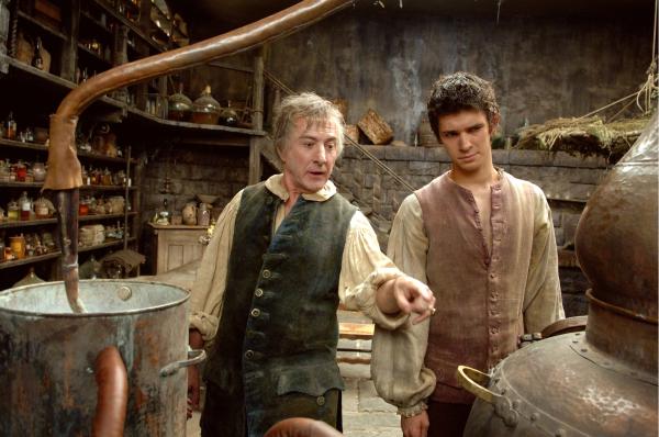 Bild 1 von 6: Der bekannte Parfümeur Baldini (Dustin Hoffman, links) nimmt den mehr als talentierten Grenouille (Ben Whishaw) bei sich auf und erklärt ihm die Kunst der Herstellung edler Düfte.