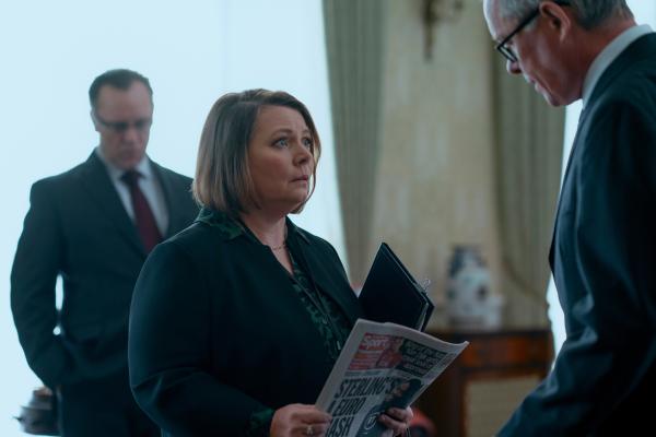 Bild 1 von 8: Edward Young (Alex Jennings, r.) und Donal McCabe (Sam Troughton, l.) entlassen im Auftrag der Queen Andrews Sekretärin Amanda (Joanna Scanlan, M.), die das Interview befürwortet hatte.