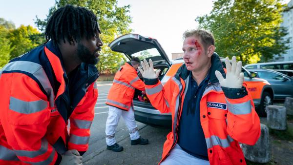 Bild 1 von 10: Dr. Haase (Fabian Harloff, r.) wurde im Einsatz verletzt. Dr. Schmidt (Joel Williams, l.) kümmert sich um seinen Kollegen.