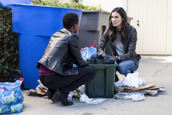 Bild 1 von 9: Hatte das Opfer Verbindungen zu Terroristen? Kensi (Daniela Ruah, r.) und Hidoko (Andrea Bordeaux, l.) suchen nach Beweisen ...