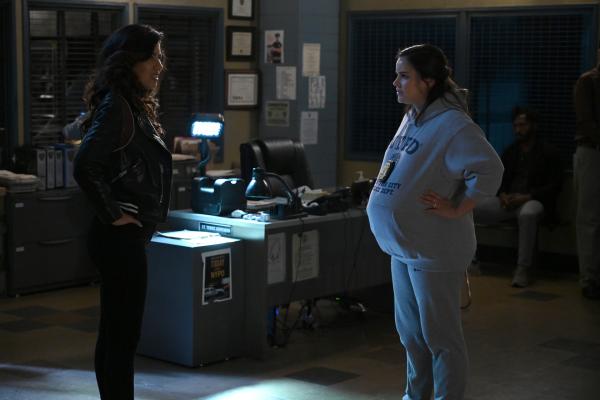 Bild 1 von 15: Rosa Diaz (Stephanie Beatriz, l.); Amy Santiago (Melissa Fumero, r.)