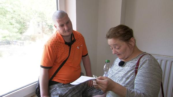 Bild 1 von 4: Monika fliegt aus ihrer Wohnung. Ihr Ex Stefan hilft ihr in dieser Situation