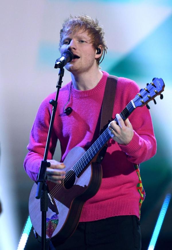 Bild 1 von 3: Ed Sheeran bei seinem Auftritt bei dem MTV European Music Award 2021 in Budapest, Ungarn.