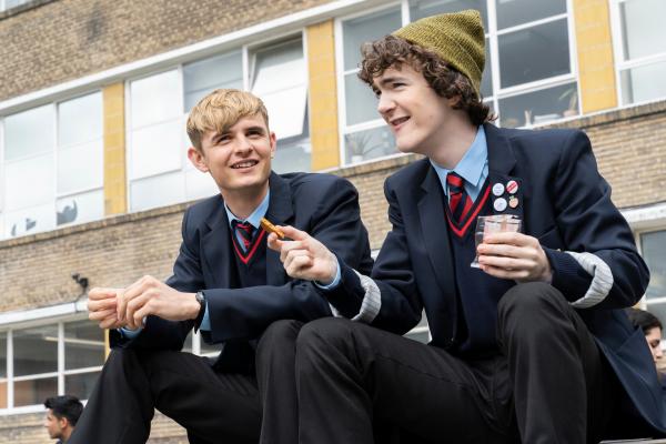 Bild 1 von 4: Alex Rider (Otto Farrant, l.) und Tom Harris (Brenock O'Connor, r.) genießen es, wieder Zeit miteinander zu verbringen. Doch die Euphorie hält nicht lange an.