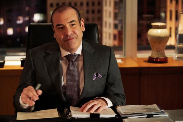 Bild 1 von 2: Louis (Rick Hoffmann) hat Schwierigkeiten, sich in seiner neuen Rolle als geschäftsführender Partner zurechtzufinden. Er kämpft mit Selbstzweifeln und der Verantwortung, die mit dieser Position einhergeht.