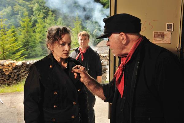 Bild 1 von 1: Karl Brenner (Uli Krohm, rechts) zeigt seiner Frau Angela (Angelika Bartsch, links) den Halstuchring ihres ermordeten Sohnes, den er im Schrank ihres jüngeren Sohnes Till (Tobias Nath, im HG) gefunden hat.