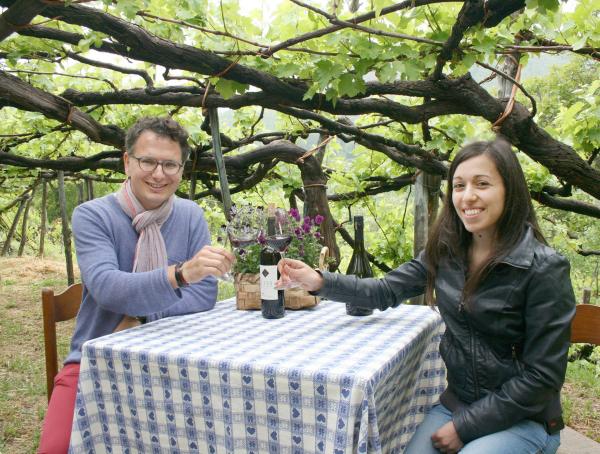 Bild 1 von 6: Moderator Michael Friemel mit der jüngsten Winzerin an der Amalfiküste unter dem ältesten Rebstock.