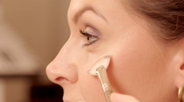 Bild 1 von 4: Contouring heißt die Technik, bei der die Gesichtsform durch geschickten Einsatz von Farbe optisch verändert wird.