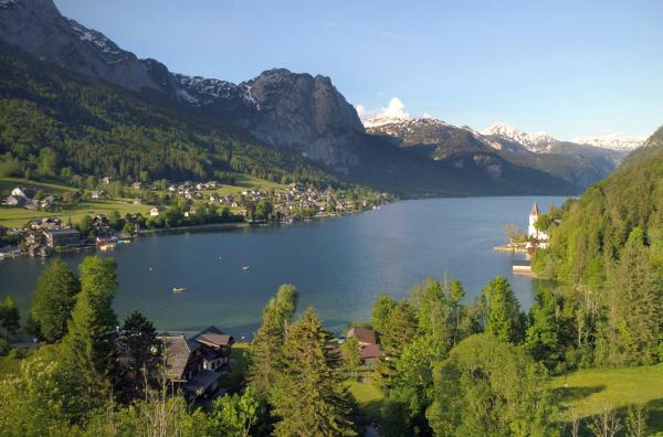 Bild 1 von 6: Am Grundlsee findet jedes Jahr das bekannte Narzissenfest statt und lockt Tausende Besucher an.
