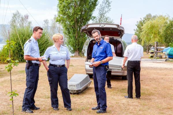 Bild 1 von 1: Im Bild: Kurz nachdem auf dem Bodensee eine Schmugglerroute der Mafia ausgehoben wurde, werden zwei Wasserschutzpolizisten tot aufgefunden. Pirmin Spitznagel (Simon Werdelis, l.), Nele Fehrenbach (Floriane Daniel, M.) und Hauptmann Adrian Aubry (Martin Rapold, r.) beim Abtransport der Leichen.