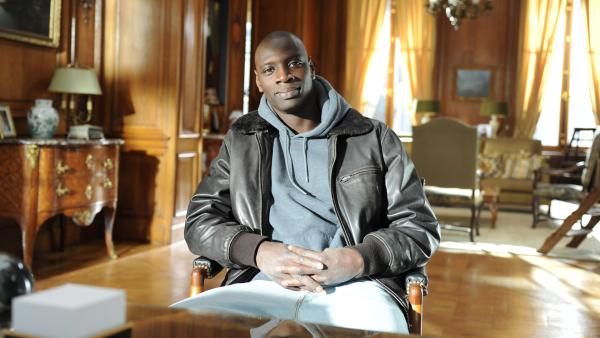 Bild 1 von 5: Der arbeitslose Driss (Omar Sy) will nur einen Stempel für die Arbeitslosenunterstützung und bewirbt sich deshalb pro forma als Pfleger beim adeligen Philippe..