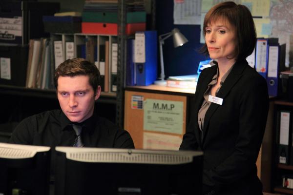 Bild 1 von 8: DC Kevin Lumb (Ben Batt, l.); DCI Gill Murray (Amelia Bullmore, r.)