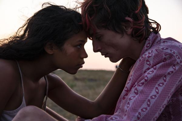 Bild 1 von 3: Maren (Taylor Russell, l.); Lee (Timothée Chalamet, r.)