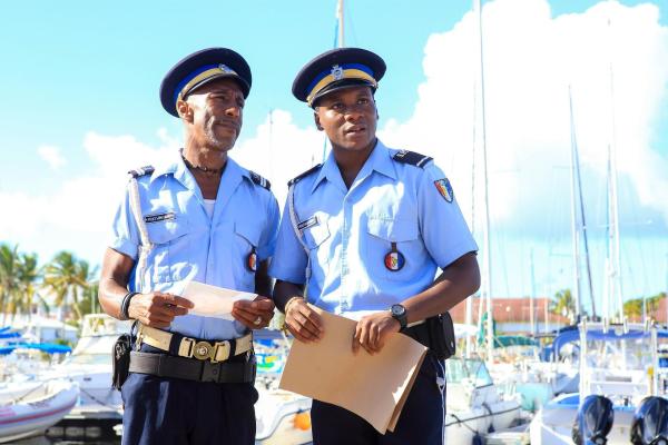 Bild 1 von 31: Im Bild (v.li.): Danny John-Jules (Officer Dwayne Myers), Tobi Bakare (J.P. Hooper).