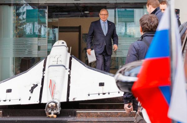 Bild 1 von 1: In einer überraschenden Inszenierung übergibt die moldawische Regierung dem russischen Botschafter eine russische Drohne zurück.