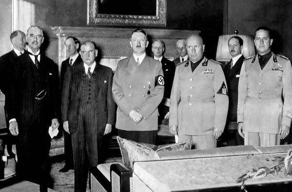 Bild 1 von 3: Neville Chamberlain, Édouard Daladier, Adolf Hitler und Benito Mussolini (v.l.) in München am 29. September 1938