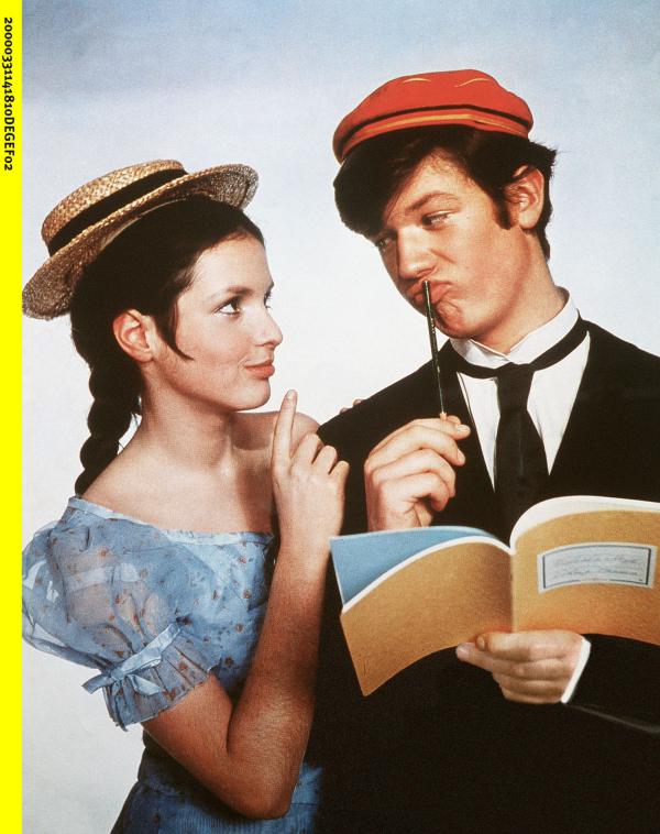 Bild 1 von 2: Die kesse Berlinerin Lilly Klausing (Kristina Nel) und der Abiturient Ludwig (Hansi Kraus) sind sehr angetan voneinander.