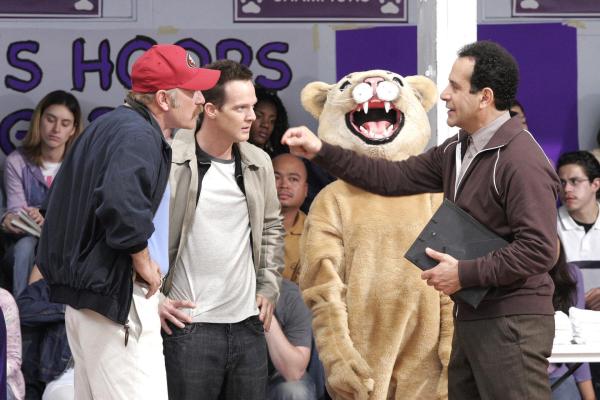Bild 1 von 7: Im Bild (v.li.): Ted Levine (Captain Leland Stottlemeyer), Jason Gray-Stanford (Lieutenant Randall Disher), Tony Shalhoub (Adrian Monk).