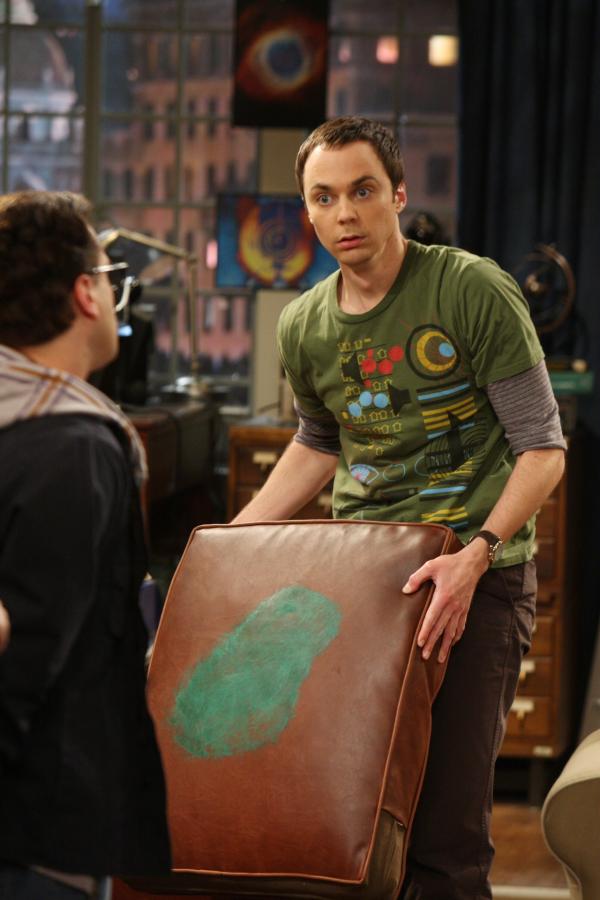 Bild 1 von 22: Sheldon (Jim Parsons, r.) ist verzweifelt, er hat die Farbe auf seinem Kissen entdeckt. Leonard (Johnny Galecki, l.) versucht ihn zu beruhigen, doch es gelingt ihm leider nicht ...