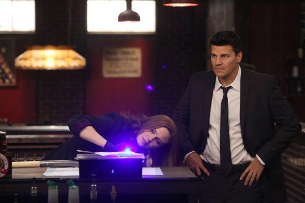Bild 1 von 9: Temperance Brennan (Emily Deschanel, l.); Seeley Booth (David Boreanaz, r.)