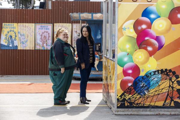 Bild 1 von 3: Nova (Megan Wilding, l.), Joyce (Ra Chapman, r.)