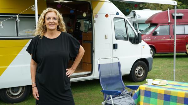 Bild 1 von 2: Bettina Tietjen mit ?Tietjen campt? auf dem Campingplatz ?Wulfener Hals? auf Fehmarn