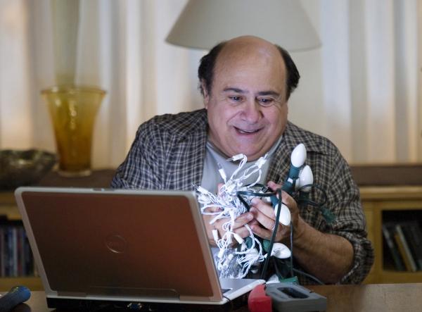 Bild 1 von 4: Buddy (Danny DeVito) entwickelt einen regelrechten Festbeleuchtungs-Wahn.