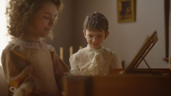 Bild 1 von 19: Im Bild: Maria Anna Mozart (Chloe Brown) und Wolfgang Amadeus Mozart (Daniel Ciurte) als Kinder.