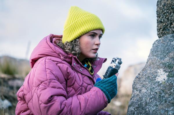 Bild 1 von 2: Ciara Kate (Hannah Brady) ist von Rays Schuld nicht überzeugt. Sie verfolgt eine ganz andere Spur.