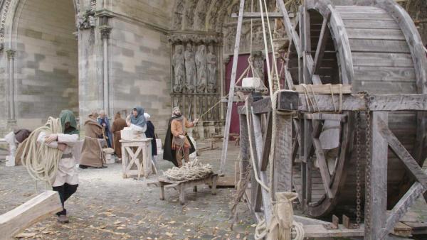 Bild 1 von 7: Im Bild: Detailreiche Spielszenen zeigen im historischen Rückblick den Bau der gotischen Kathedrale.