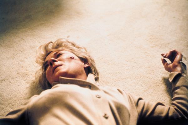 Bild 1 von 10: Joanna Kersey (Hope Lange) wurde bei dem Überfall schwer verletzt.