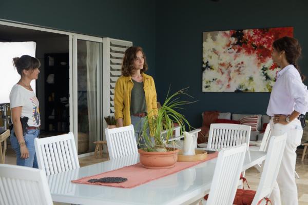 Bild 1 von 7: (v.l.n.r.) Gaëlle Crivelli (Béatrice de la Boulaye); Laura Bellanger (Lydie Melki); Mélissa Sainte-Rose (Sonia Rolland)