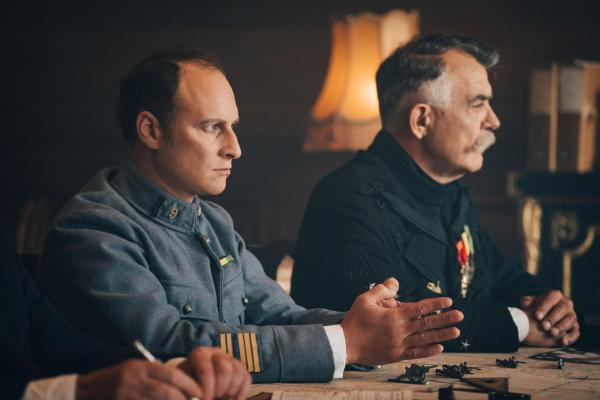 Bild 1 von 6: Mirreau (Noam Morgensztern, l.); General Joffre (Stefan Godin, r.)