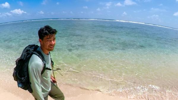 Bild 1 von 10: Im Bild: John Chau geht am Strand im indischen Port Blair auf den Andamanen spazieren.