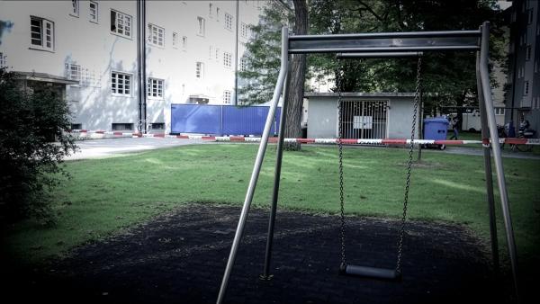 Bild 1 von 10: Tatort Mehrfamilienhaus: Der Täter lauerte vor dem Eingang auf seine Ex-Freundin.