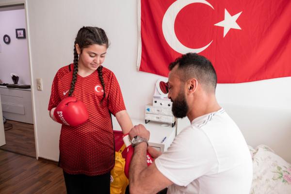 Bild 1 von 3: Azra bekommt Boxhandschuhe und einen Boxsack, damit sie auch zuhause trainieren kann. Corona hat Azras Leben durcheinander gewirbelt, da sie nicht mehr im Verein trainieren kann.