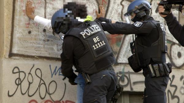 Bild 1 von 3: Polizisten bei der Razzia in einem Barber-Shop.
