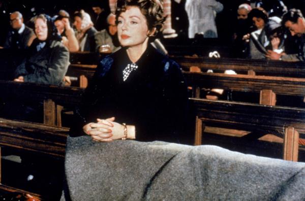 Bild 1 von 4: Als Agentin verfolgt die Offiziersgattin Marianne Möllendorf (Lilli Palmer) ihre eigenen Pläne.