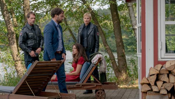 Bild 1 von 8: Mattes (Matthias Schloo, l.) und Melanie (Sanna Englund, r.) versuchen Sophia (Bianca Hein, 2.v.r.) und David Landwehr (Simon Eckert, 2.v.l.) in ihrer Verzweiflung zu verstehen.