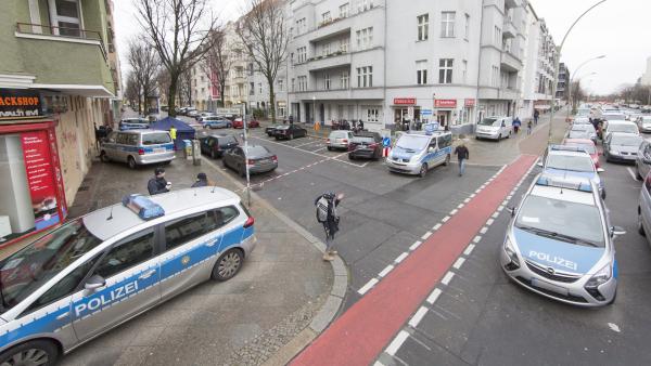Bild 1 von 5: Nach dem Fund einer Leiche wurde die Kreuzung an der Föherstraße durch Einsatzfahrzeuge der Berliner Polizei weiträumig abgesperrt. Die Kriminaltechniker des LKA Berlin errichteten einen Pavillon über der Leiche, um den Fundort vor Witterungseinflüssen und Schaulustigen zu schützen.