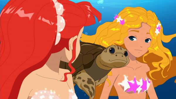 Bild 1 von 5: Rikki (li.) und Emma haben Schildkröte Teddy geholfen. Beinahe wäre er an einer Plastiktüte im Meer erstickt.
