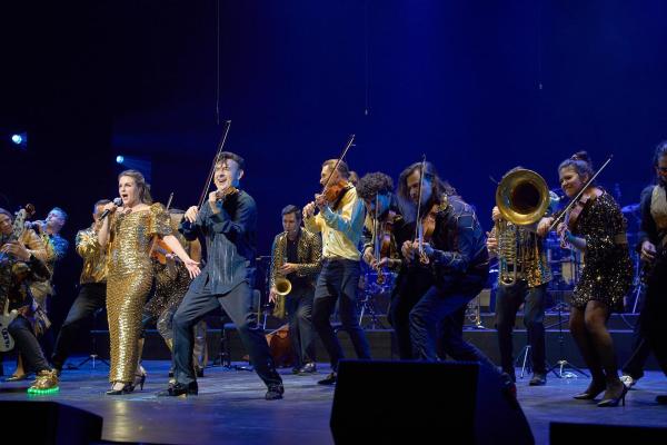 Bild 1 von 5: Im Bild: Ekaterina Shelehova ist als Sa¨ngerin Teil des \